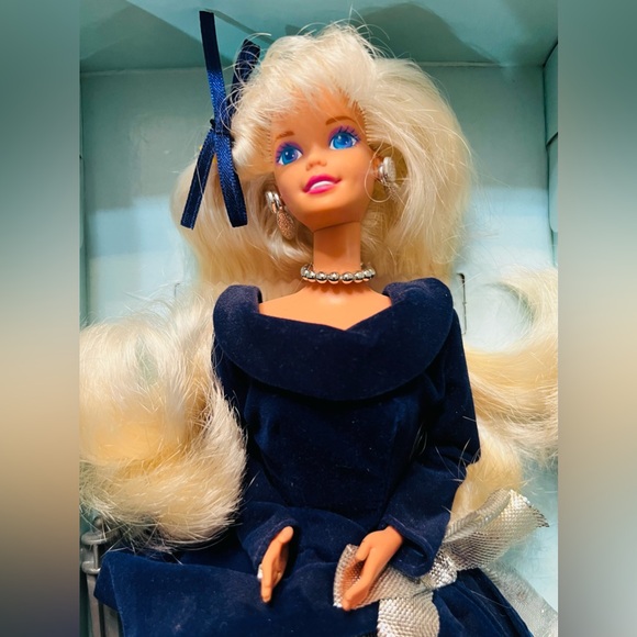 Vintage Mattel Barbie Winter Velvet Special Edition 1995 Avon Exclusive NIB - Picture 3 of 16